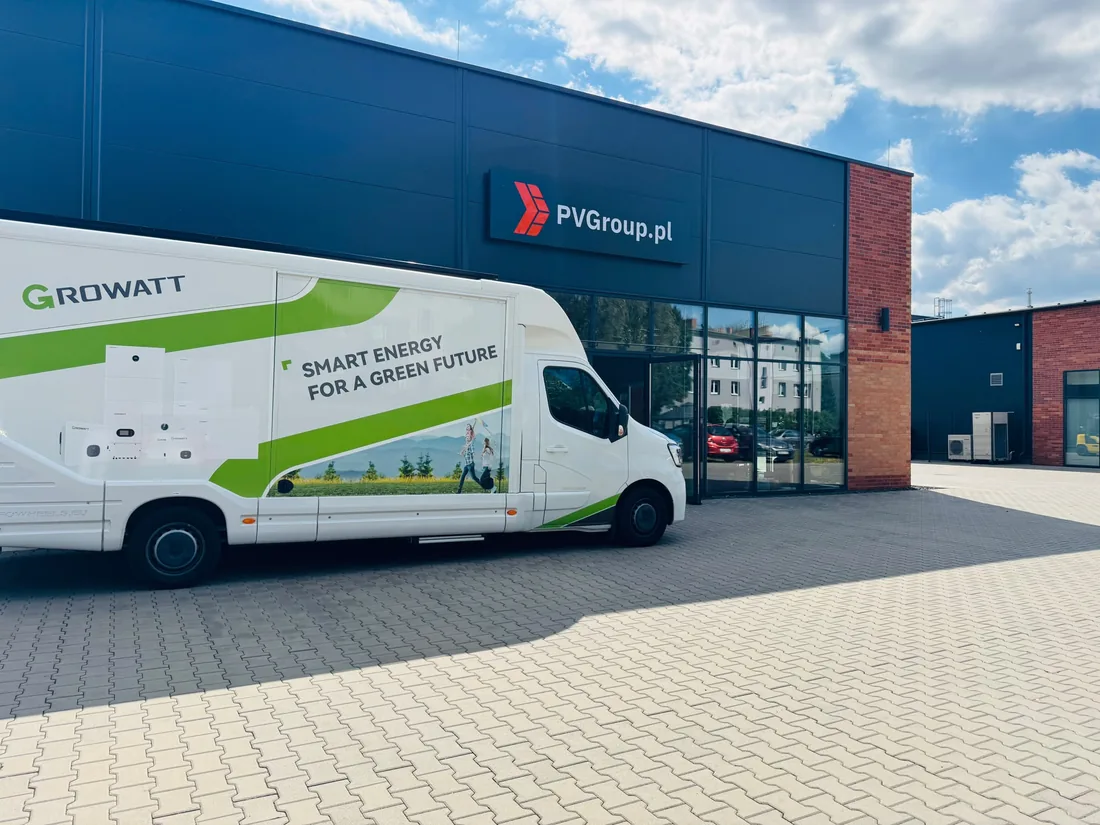 Mobilne centrum prezentacyjne Growatt przed siedzibą PVGroup.pl