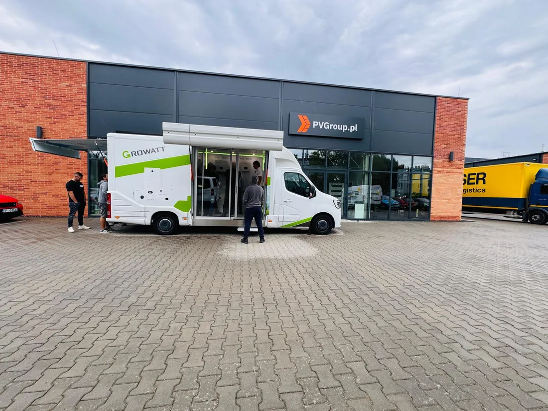 Otwarte mobilne centrum Growatt z ekspozycją urządzeń przed magazynem PVGroup.pl