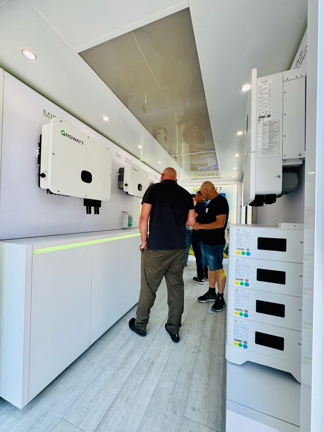 Stanowisko z magazynem energii Growatt i falownikiem hybrydowym podczas szkolenia technicznego w Bytomiu