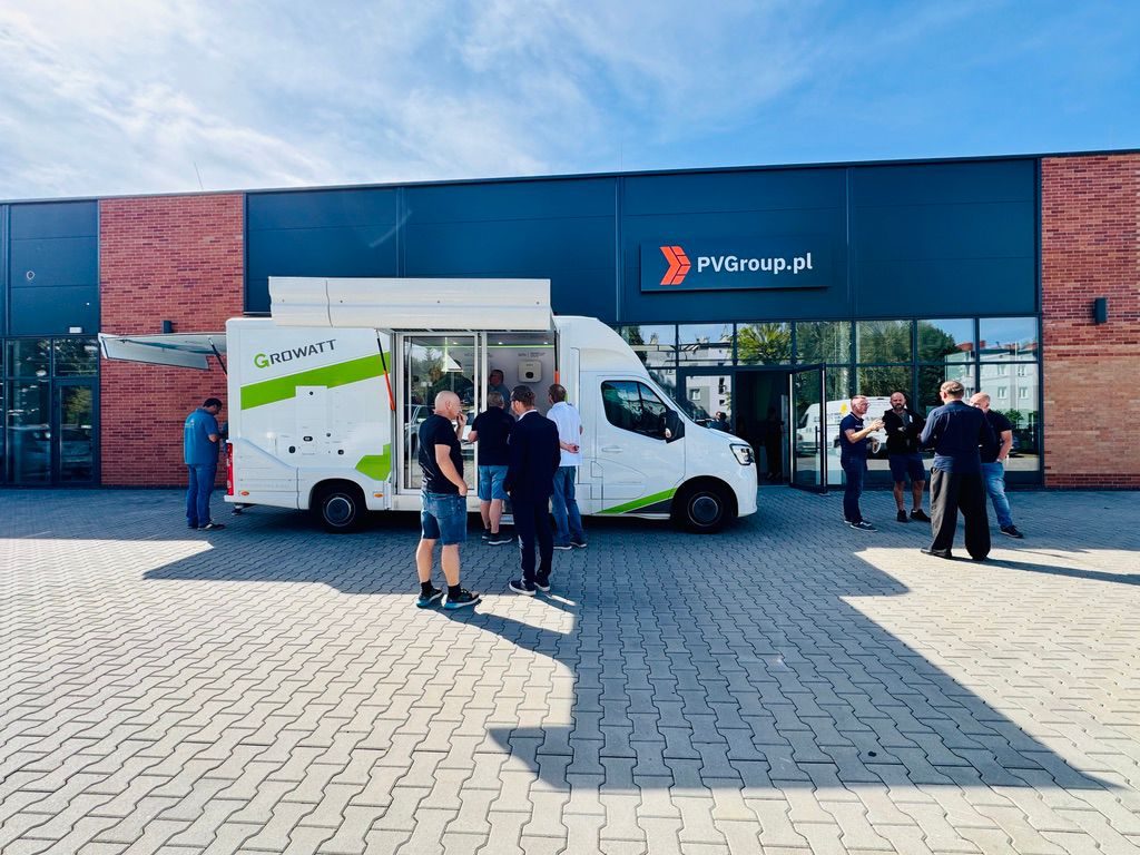 Mobilne centrum szkoleniowe Growatt przed siedzibą PVGroup.pl przy ul. Siemianowickiej 80 w Bytomiu