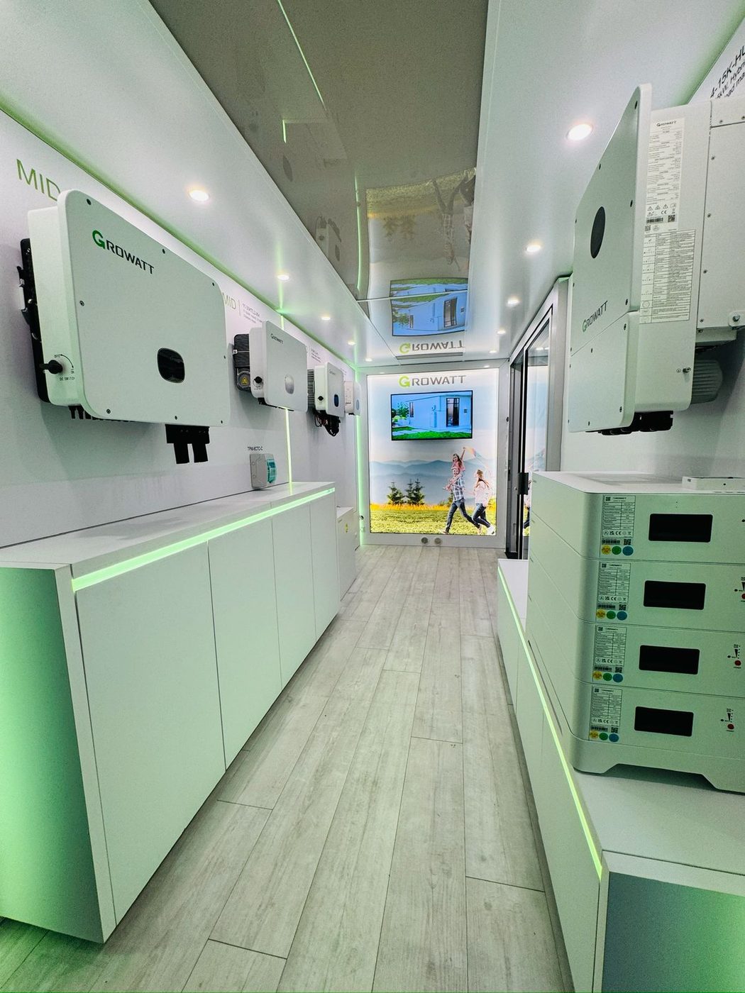 Falowniki Growatt serii MID i magazyn energii na stanowiskach w mobilnym centrum szkoleniowym