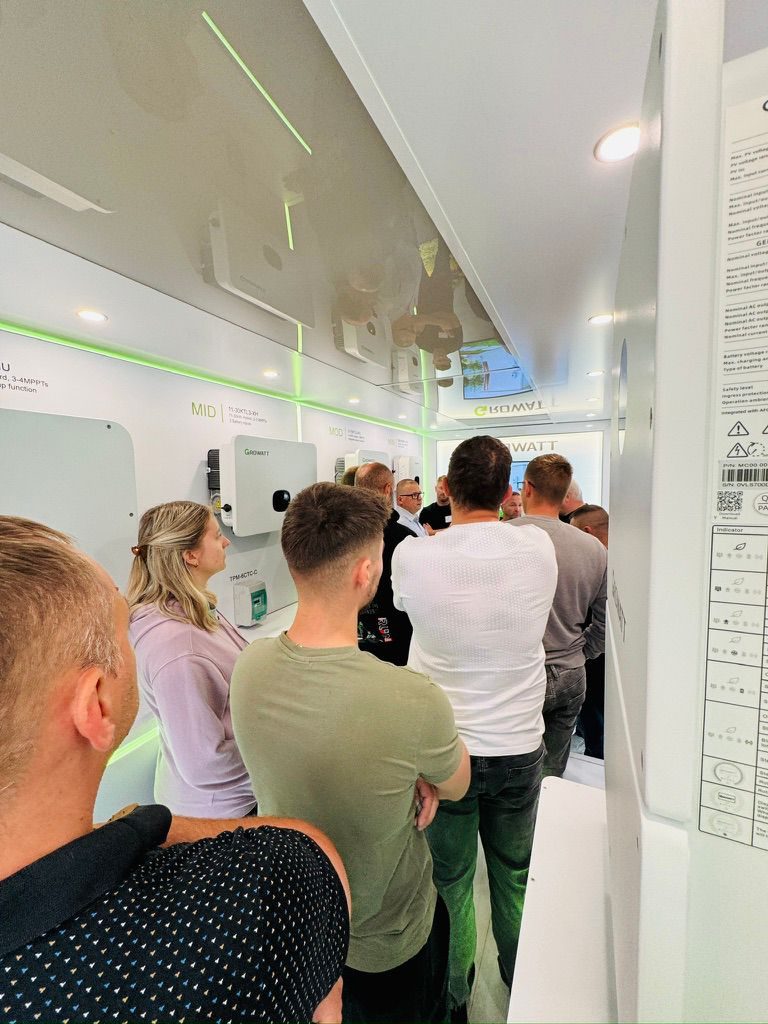 Uczestnicy szkolenia przy falownikach Growatt serii MID i MOD w mobilnym centrum szkoleniowym w Bytomiu